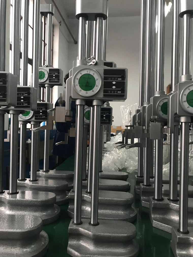 Dial height gauge with dual columns